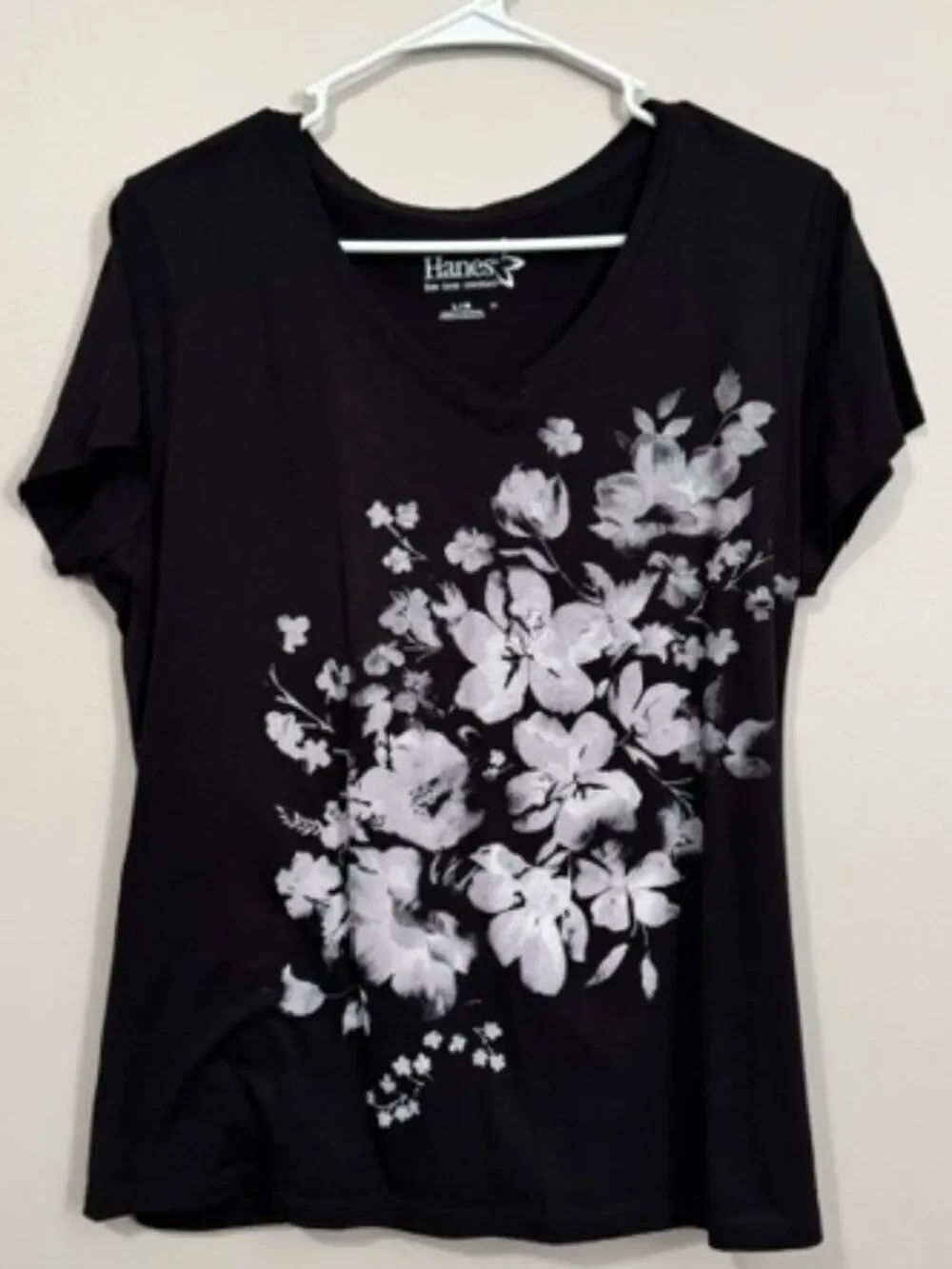 Woman's Hanes Short Sleeve T Shirt Color Black w Grey Flowers Size Large